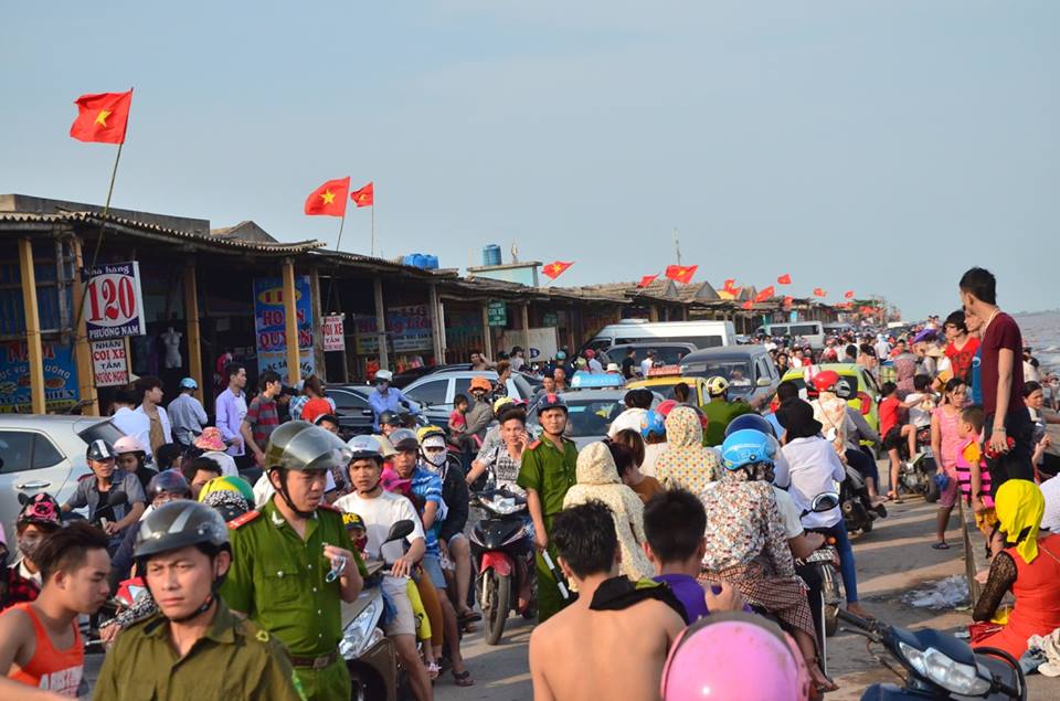 Quất Lâm biển gọi: Bãi tắm đông nghẹt, nhà nghỉ &#34;cháy phòng&#34; - 13