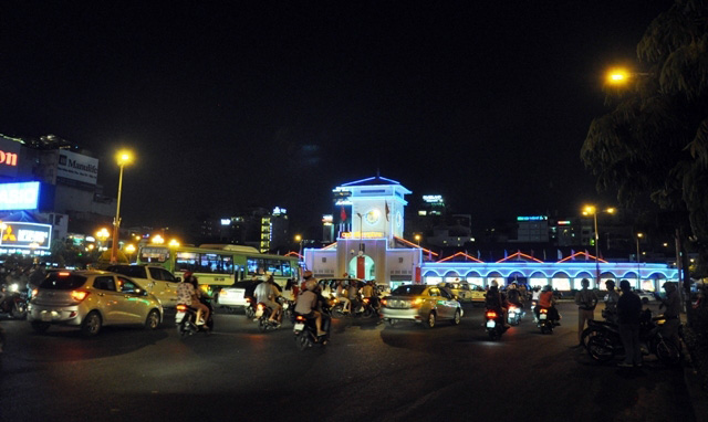 Dân đổ về trung tâm Sài Gòn chờ xem pháo hoa tầm cao - 1