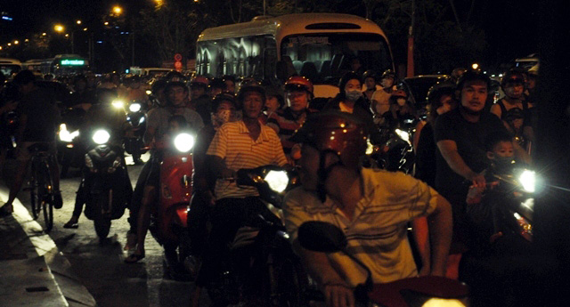 Dân đổ về trung tâm Sài Gòn chờ xem pháo hoa tầm cao - 2