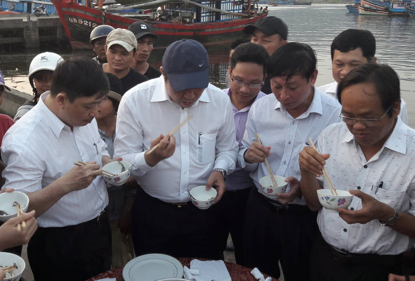 Chủ tịch Đà Nẵng ra cầu cảng ăn cá và khẳng định cá an toàn - 1