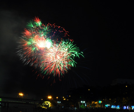 Ngắm pháo hoa rực sáng trên bầu trời Sài Gòn đêm 30/4 - 6