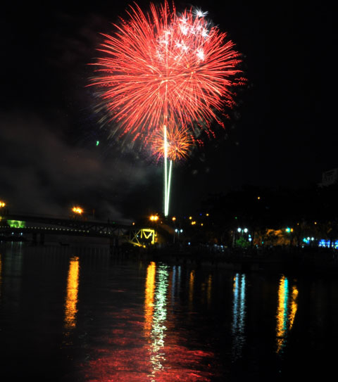 Ngắm pháo hoa rực sáng trên bầu trời Sài Gòn đêm 30/4 - 7