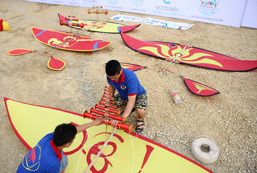 Cận cảnh diều rắn dài trăm mét trên bầu trời Thủ đô - 2