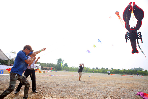 Cận cảnh diều rắn dài trăm mét trên bầu trời Thủ đô - 3