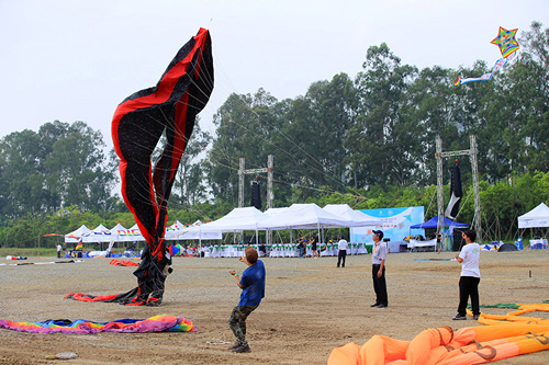 Cận cảnh diều rắn dài trăm mét trên bầu trời Thủ đô - 5