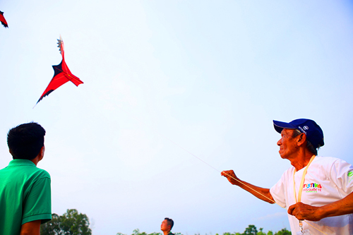 Cận cảnh diều rắn dài trăm mét trên bầu trời Thủ đô - 7