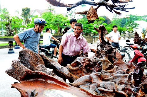 Ngắm bộ bàn ghế gỗ lũa "siêu độc" giá nửa tỷ đồng - 10