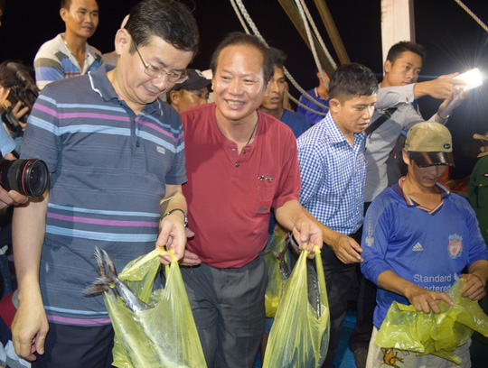 Bộ trưởng Trương Minh Tuấn xuống tận tàu mua cá ngư dân - 1