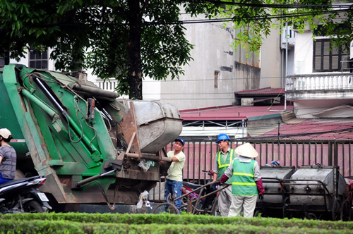 Ảnh: Những người miệt mài làm việc “quên” ngày 1/5 - 2