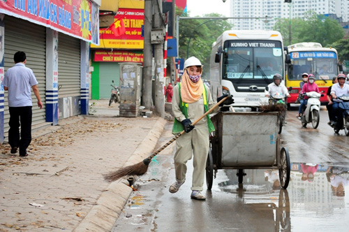 Ảnh: Những người miệt mài làm việc “quên” ngày 1/5 - 3