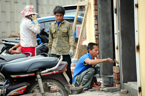 Ảnh: Những người miệt mài làm việc “quên” ngày 1/5 - 6