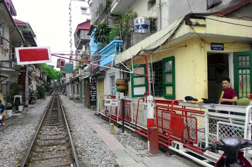 Ảnh: Những người miệt mài làm việc “quên” ngày 1/5 - 10