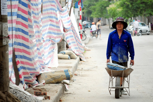 Ảnh: Những người miệt mài làm việc “quên” ngày 1/5 - 8