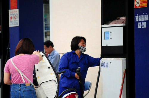 Ảnh: Những người miệt mài làm việc “quên” ngày 1/5 - 9