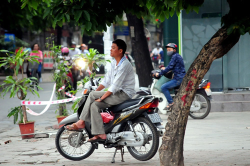 Ảnh: Những người miệt mài làm việc “quên” ngày 1/5 - 11