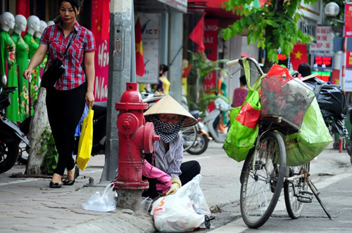 Ảnh: Những người miệt mài làm việc “quên” ngày 1/5 - 12
