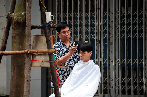 Ảnh: Những người miệt mài làm việc “quên” ngày 1/5 - 14