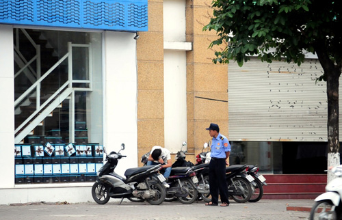 Ảnh: Những người miệt mài làm việc “quên” ngày 1/5 - 15