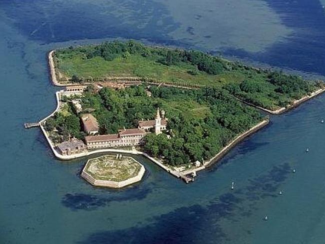 Hòn đảo hoang đầy “bóng ma bệnh tật” ở Ý - 1