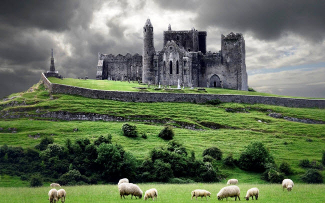 Lâu đài Rock of Cashel là nơi ở của các vị vua thời Munster trong vài trăm năm trước khi thuộc về người Norman. Ireland  không chỉ có vẻ đẹp khó tả từ những vịnh, hố sâu, đảo, thung lũng và những vách đá, mà còn có lịch sử và  văn hóa độc đáo.