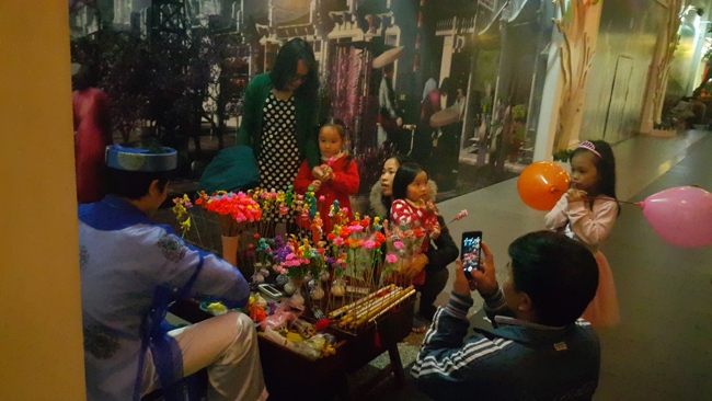 Chuyện lạ: Ngày lễ tết, người dân rời làng đi tứ xứ - 3