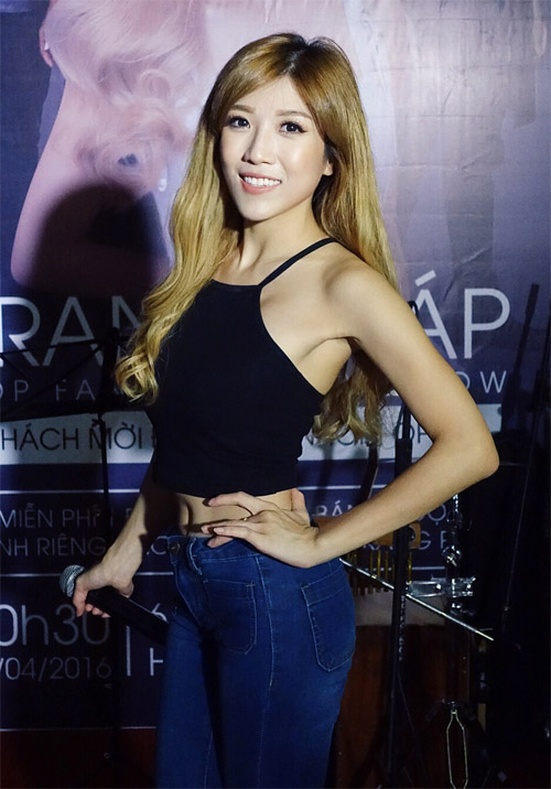 Trang Pháp gợi cảm khoe dáng bên chị gái xinh đẹp - 2