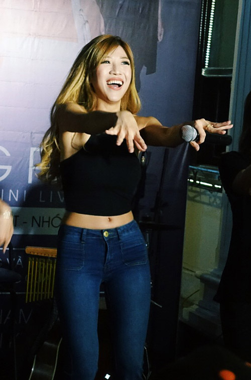 Trang Pháp gợi cảm khoe dáng bên chị gái xinh đẹp - 4