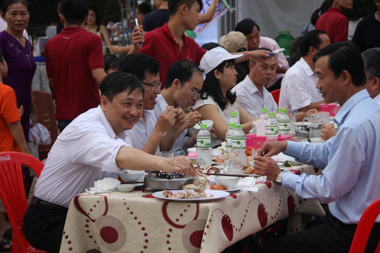 Hơn 1.000 cán bộ Đà Nẵng ăn hải sản vào bữa trưa - 1