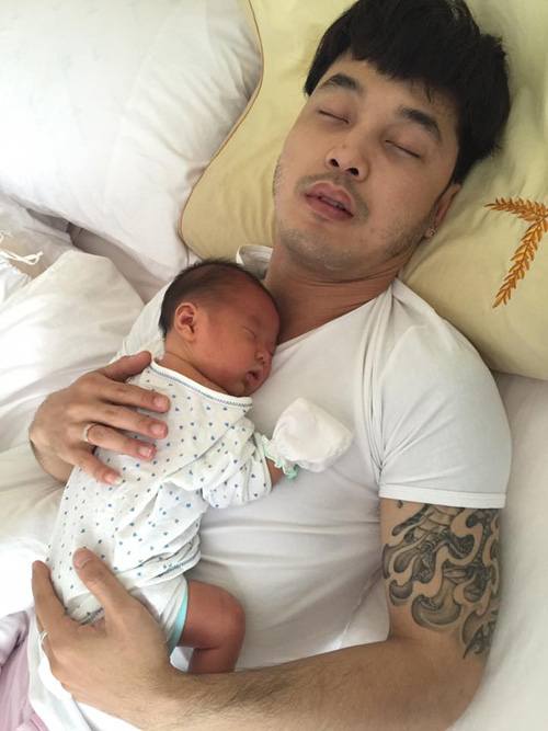Facebook sao 2.5: Ưng Hoàng Phúc ngủ quên khi chăm con - 1