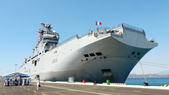 Tàu đổ bộ "khủng" của Pháp cập cảng Cam Ranh - 1