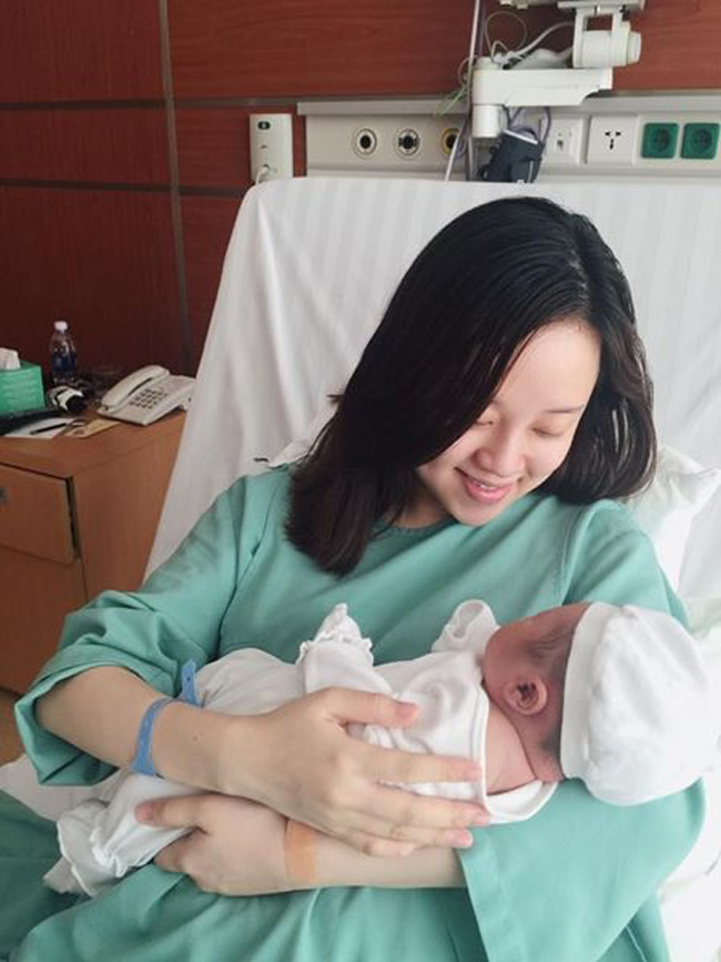 Rạng sáng ngày 26.3, nữ diễn viên "Nhật ký Vàng Anh" đã sinh con trai đầu lòng, với nick name Khoai Tây tại một bệnh viện ở Hà Nội. 