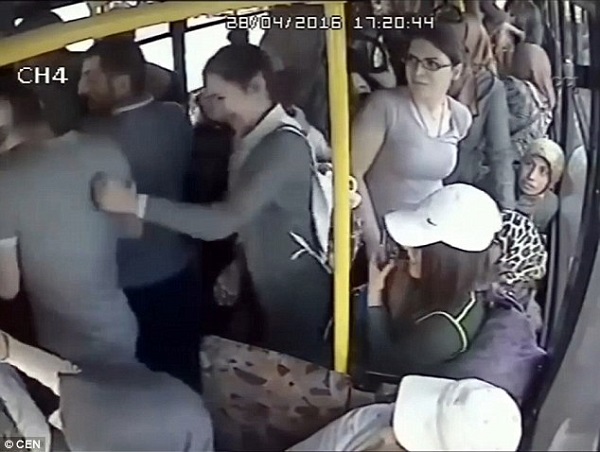 Kẻ bệnh hoạn bị phụ nữ đánh hội đồng trên xe buýt - 1