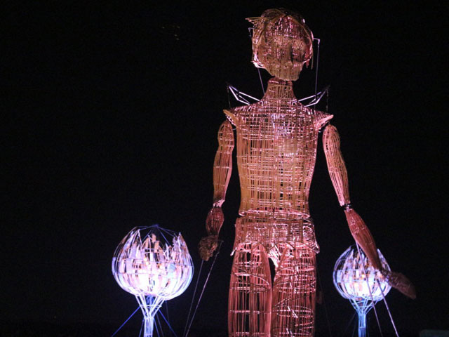 Chú rối khổng lồ cao 7m dạo bước trên đường phố Huế - 2