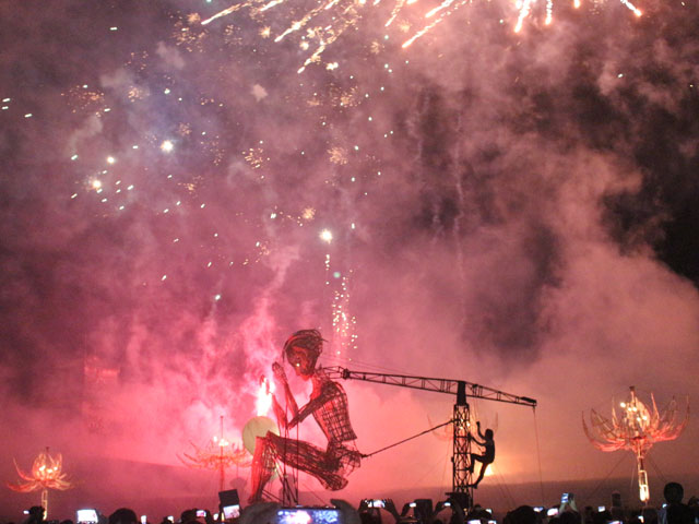 Chú rối khổng lồ cao 7m dạo bước trên đường phố Huế - 7