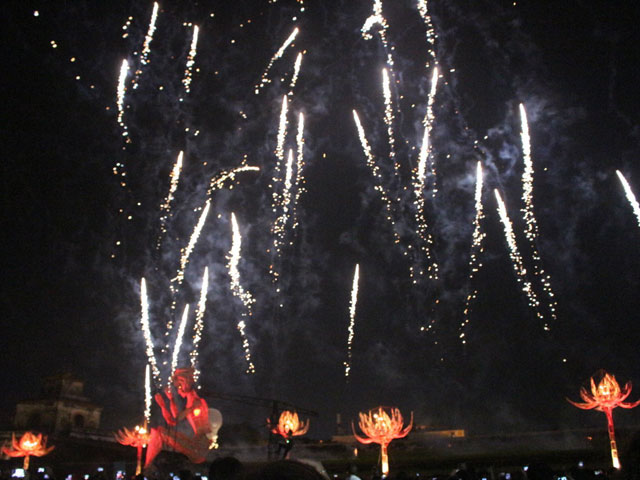 Chú rối khổng lồ cao 7m dạo bước trên đường phố Huế - 9