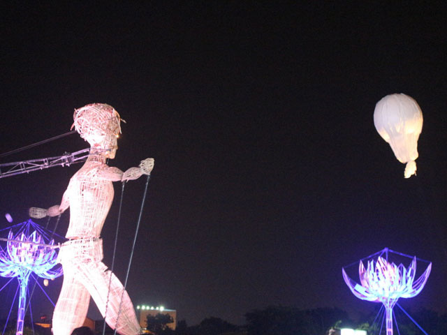 Chú rối khổng lồ cao 7m dạo bước trên đường phố Huế - 3