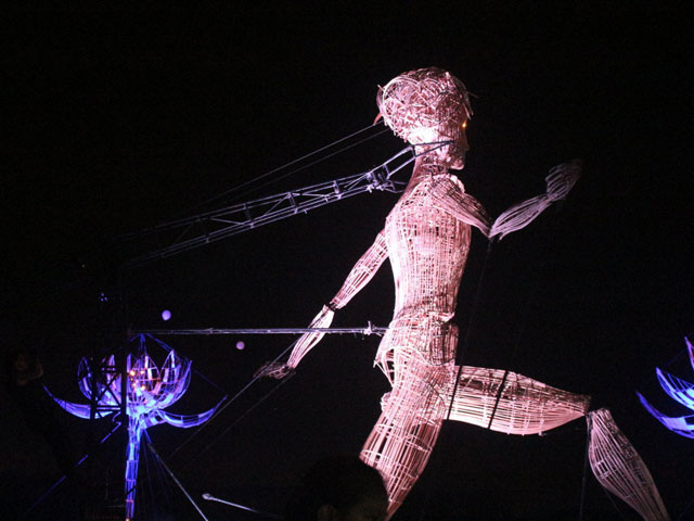 Chú rối khổng lồ cao 7m dạo bước trên đường phố Huế - 4