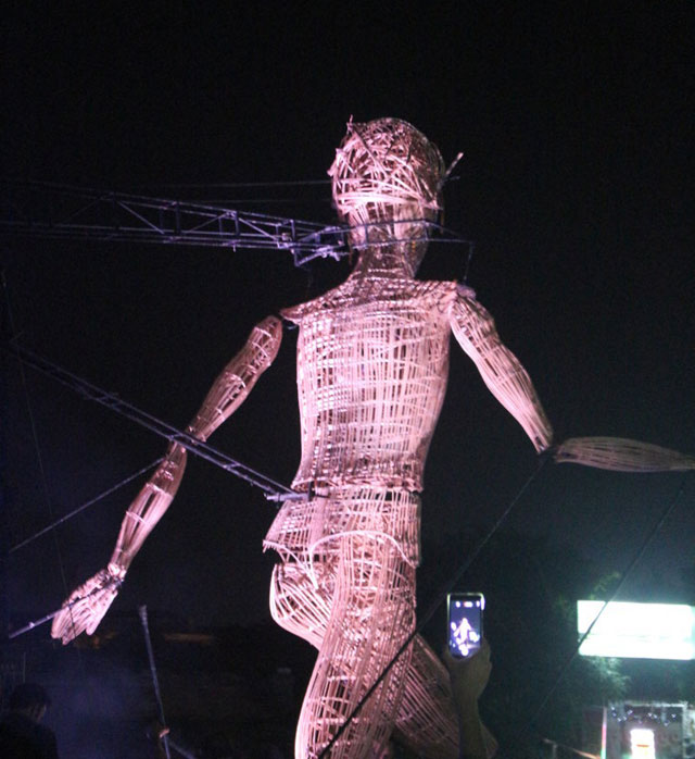 Chú rối khổng lồ cao 7m dạo bước trên đường phố Huế - 5