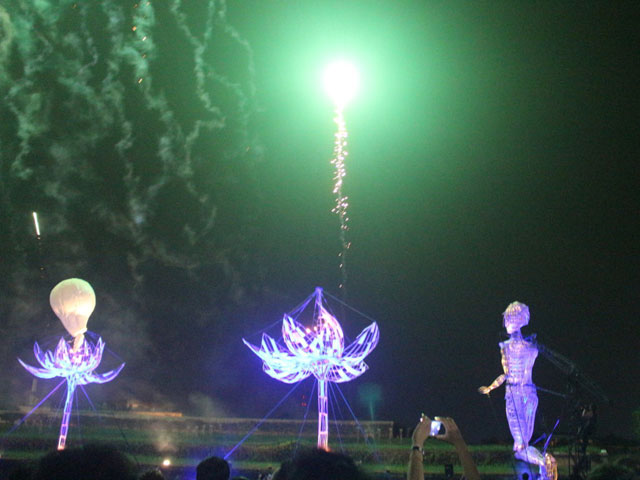 Chú rối khổng lồ cao 7m dạo bước trên đường phố Huế - 8