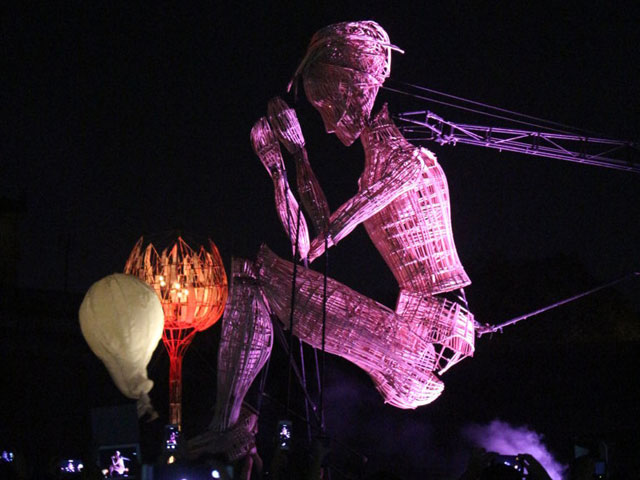 Chú rối khổng lồ cao 7m dạo bước trên đường phố Huế - 6