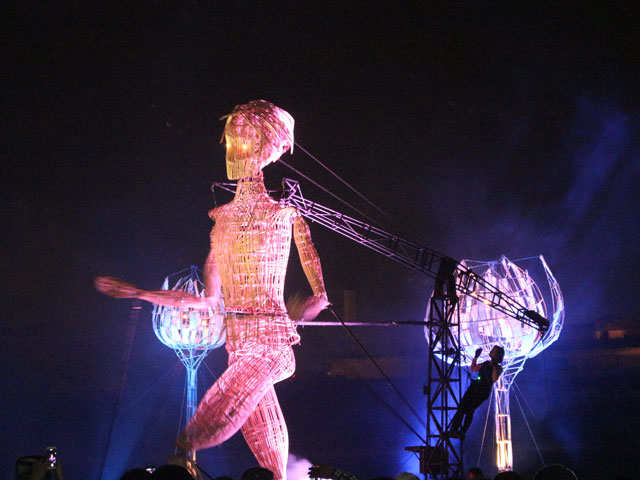 Chú rối khổng lồ cao 7m dạo bước trên đường phố Huế - 10