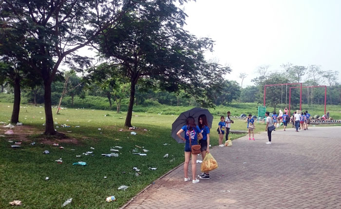 Công viên lớn nhất VN ngập rác sau kỳ nghỉ lễ - 1