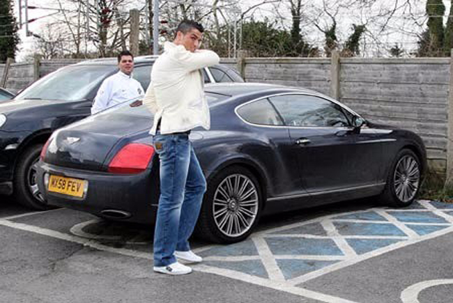 Đây là chiếc Bentley đầu tiên mà Ronaldo sở hữu, và nó đang được rao bán trên trang Auto Trader. Đây là bức ảnh mà CR7 được giới truyền thông chụp tại bãi đậu xe bên ngoài sân tập ở Manchester United.