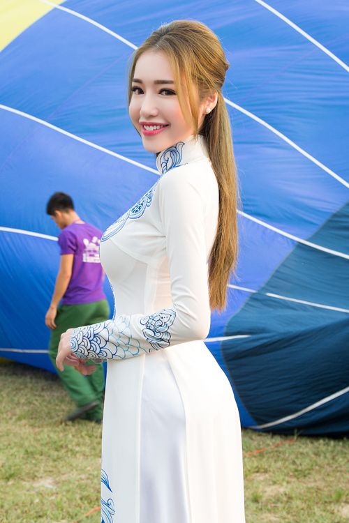 Elly Trần e ấp đường cong ở Festival Huế - 1