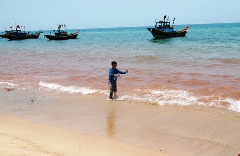 Phát hiện dải nước màu đỏ gạch dọc bờ biển Quảng Bình - 1