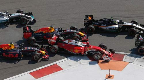 F1: Để hạ Mercedes, Ferrari phải có "tốc độ ánh sáng" - 1