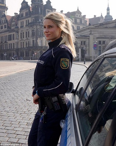 Nữ cảnh sát Đức nổi tiếng vì đẹp như siêu mẫu - 1