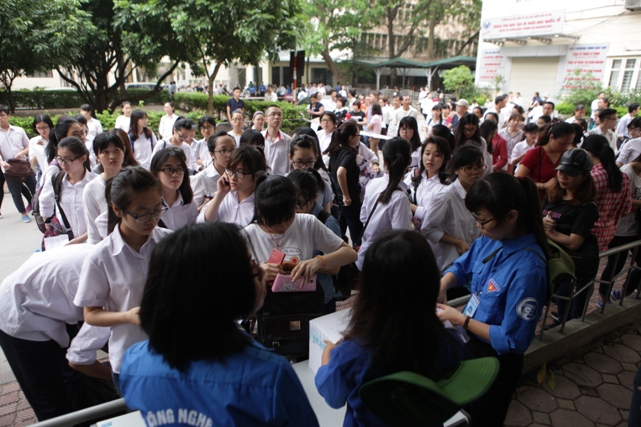 Sáng nay, gần 70.000 thí sinh thi vào ĐHQG HN - 4