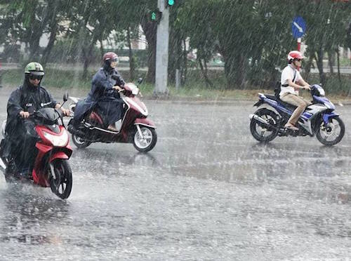 Người Sài Gòn hào hứng đón mưa &#34;vàng&#34; giải nhiệt - 1