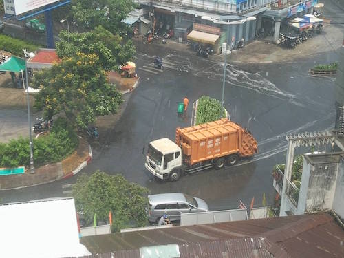 Người Sài Gòn hào hứng đón mưa &#34;vàng&#34; giải nhiệt - 2